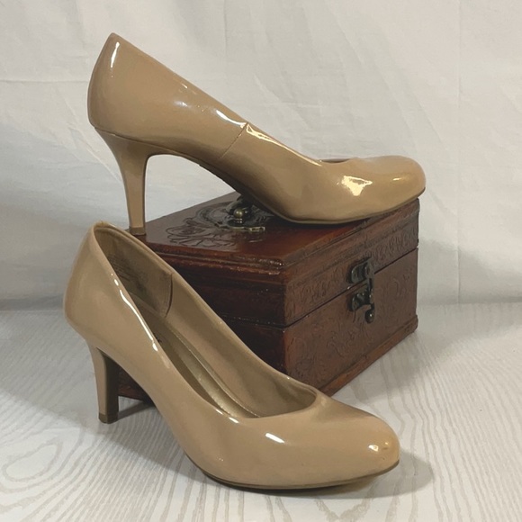 Comfort Plus by Prediction size 8.5 pumps in tan. Minimal wear. Good shape.